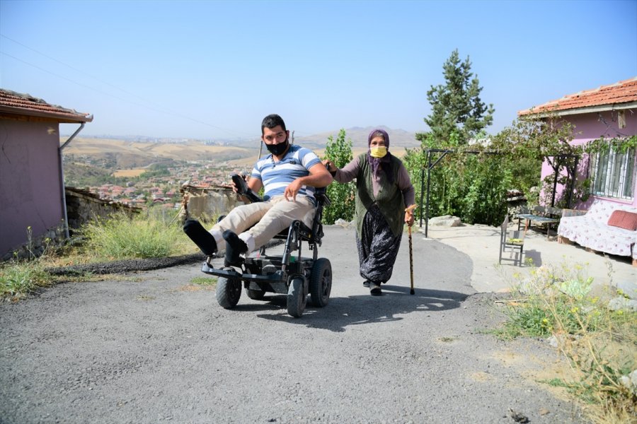 Tekerlekli Sandalyeli Ümit'in Kapısının Önü Rahat Dolaşsın Diye Asfaltlandı
