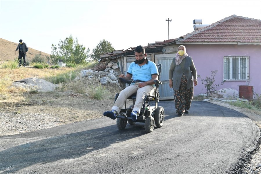 Tekerlekli Sandalyeli Ümit'in Kapısının Önü Rahat Dolaşsın Diye Asfaltlandı