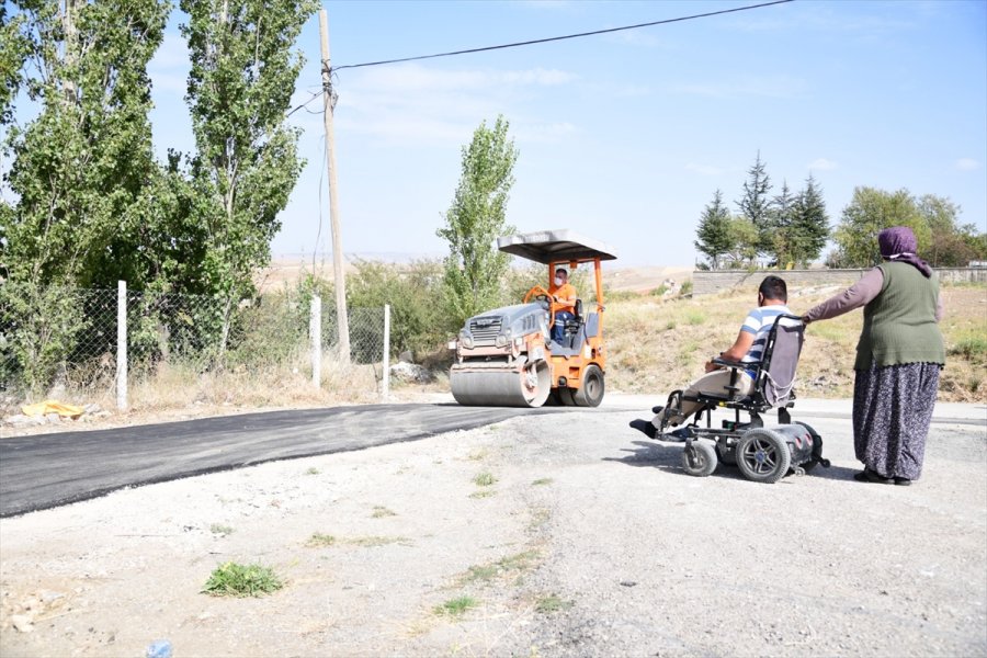 Tekerlekli Sandalyeli Ümit'in Kapısının Önü Rahat Dolaşsın Diye Asfaltlandı