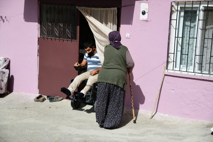 Tekerlekli Sandalyeli Ümit'in Kapısının Önü Rahat Dolaşsın Diye Asfaltlandı