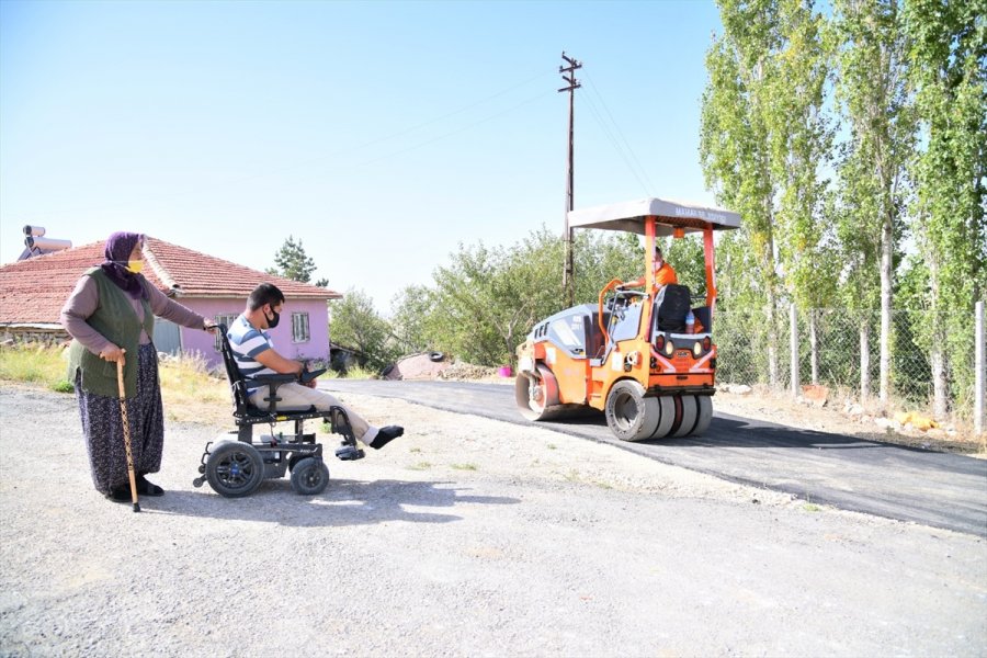Tekerlekli Sandalyeli Ümit'in Kapısının Önü Rahat Dolaşsın Diye Asfaltlandı