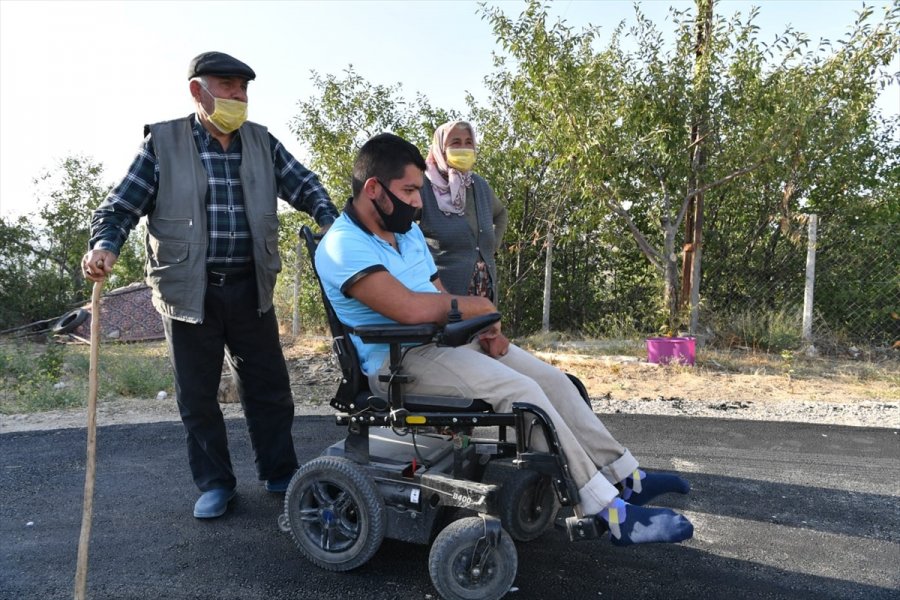 Tekerlekli Sandalyeli Ümit'in Kapısının Önü Rahat Dolaşsın Diye Asfaltlandı
