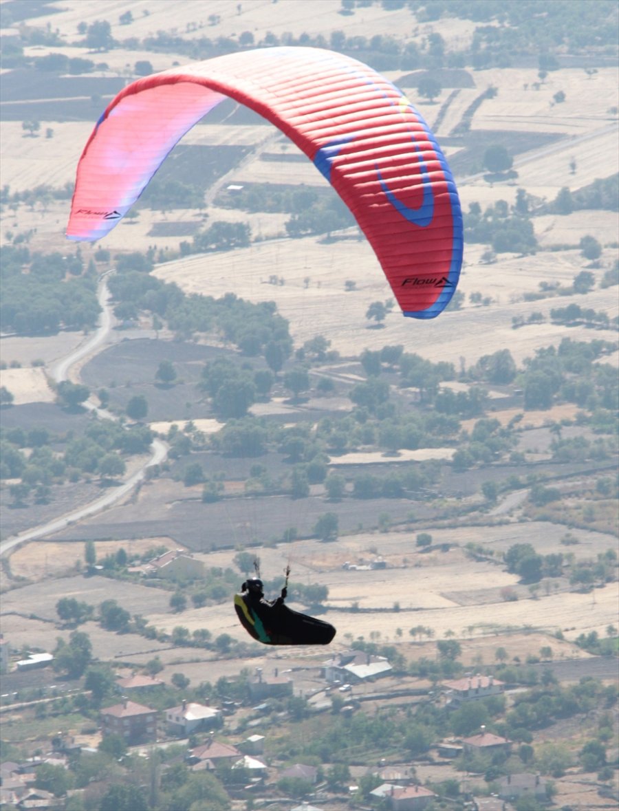 Üreğil Mahallesi Yamaç Paraşütçülerinin Akınına Uğradı