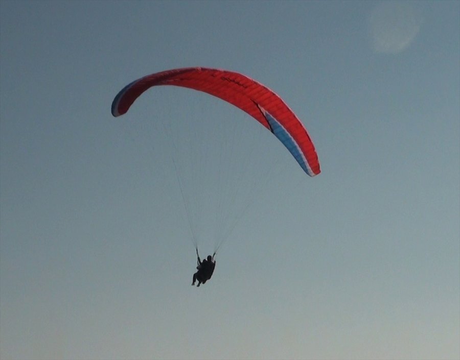Üreğil Mahallesi Yamaç Paraşütçülerinin Akınına Uğradı