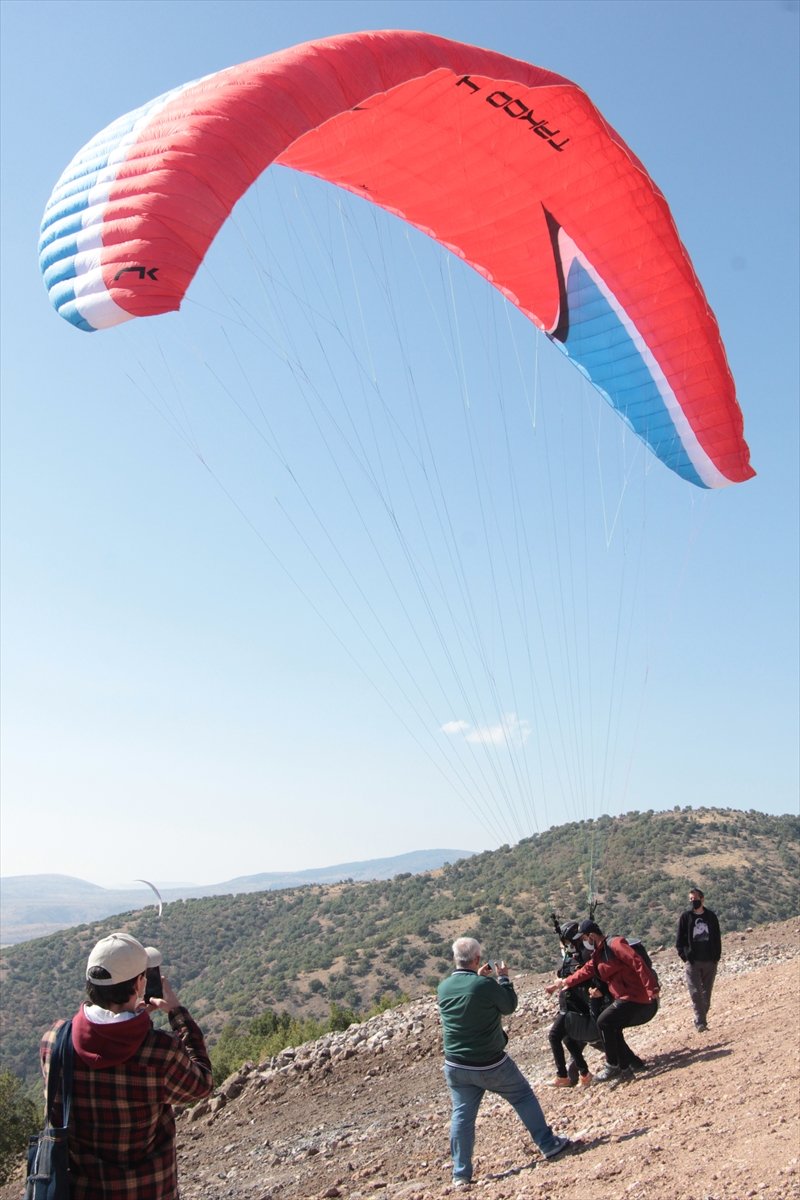 Üreğil Mahallesi Yamaç Paraşütçülerinin Akınına Uğradı