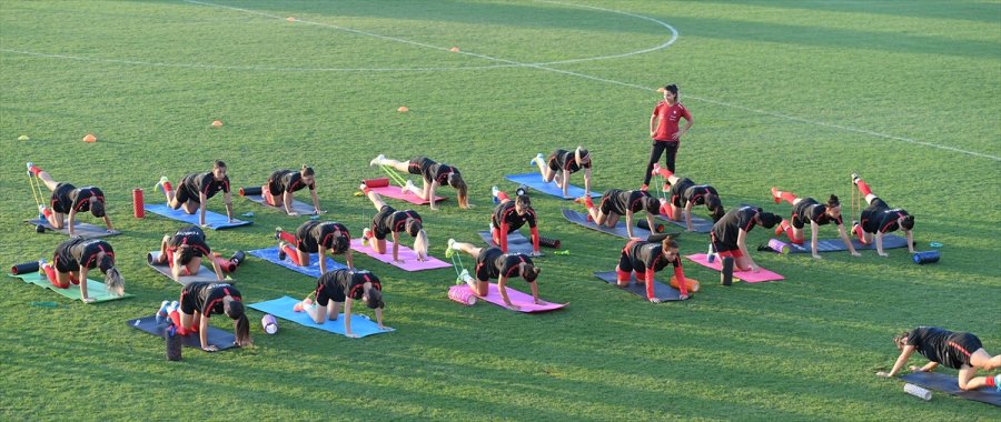 A Milli Kadın Futbol Takımı'nın Antalya Kampı Sürüyor