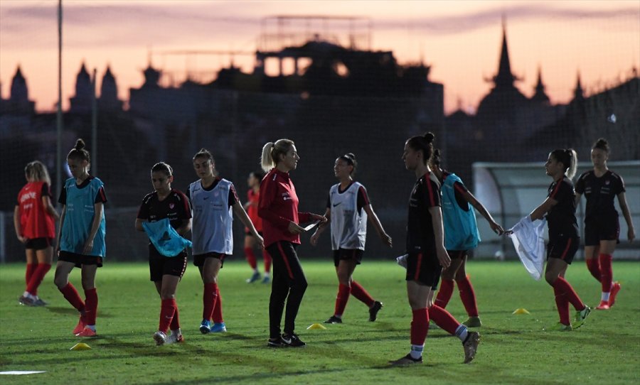 A Milli Kadın Futbol Takımı'nın Antalya Kampı Sürüyor