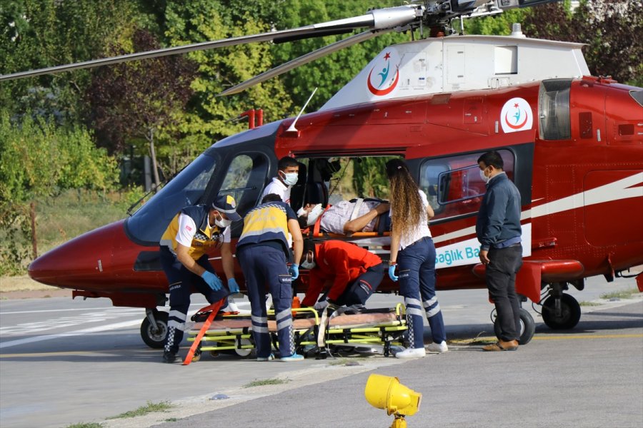 Ambulans Helikopter Kazada Yaralanan Tır Sürücüsü İçin Havalandı