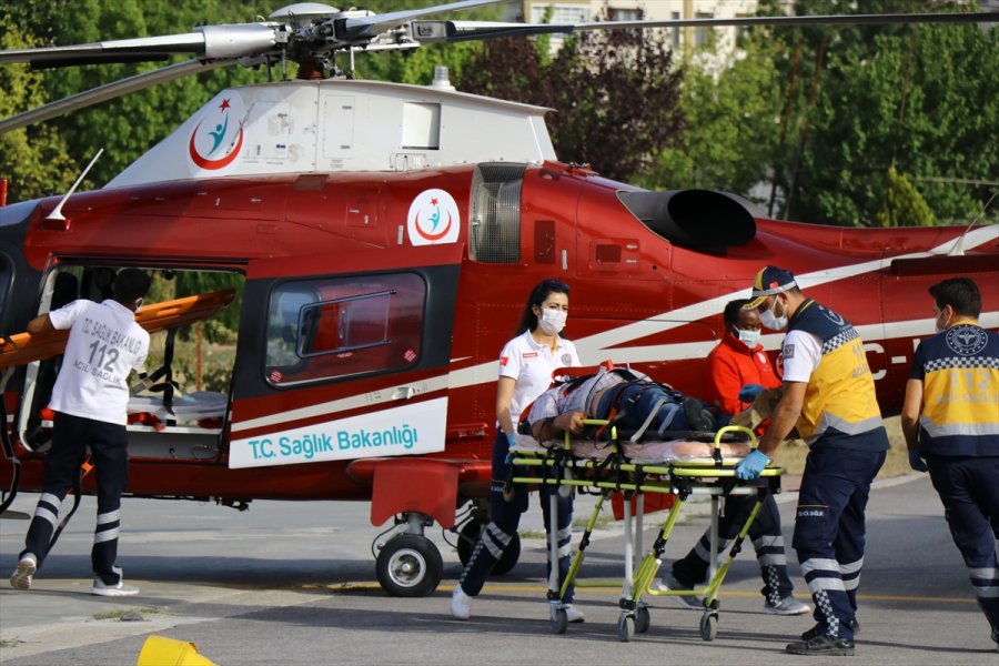 Ambulans Helikopter Kazada Yaralanan Tır Sürücüsü İçin Havalandı