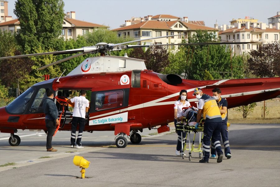 Ambulans Helikopter Kazada Yaralanan Tır Sürücüsü İçin Havalandı