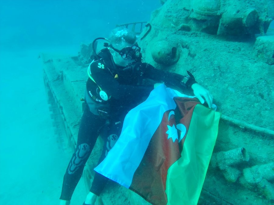 Azerbaycan'a Destek İçin 15 Metre Derinliğe Dalarak İki Ülkenin Bayrağını Astılar