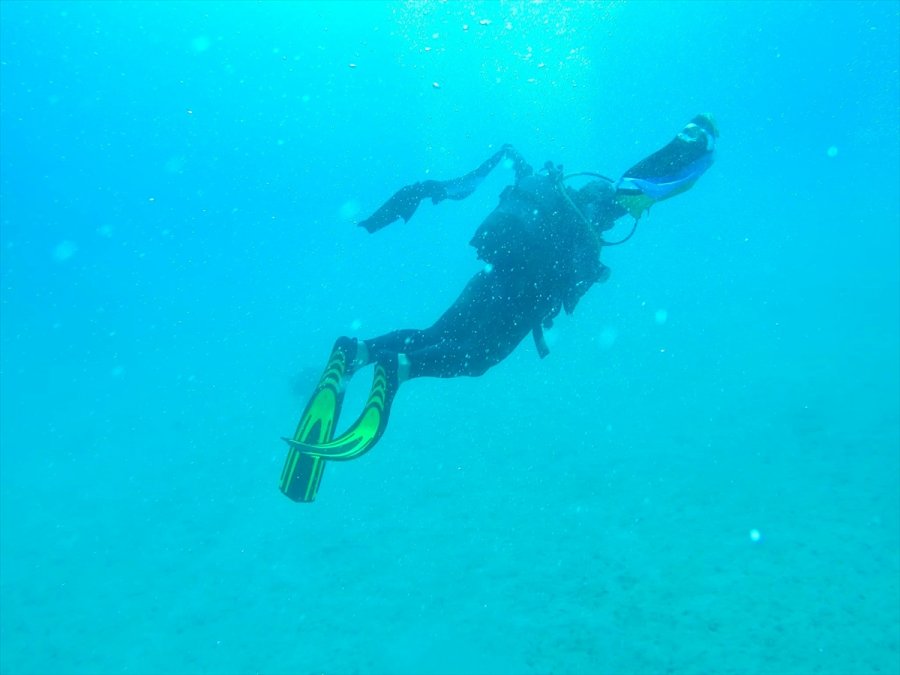 Azerbaycan'a Destek İçin 15 Metre Derinliğe Dalarak İki Ülkenin Bayrağını Astılar