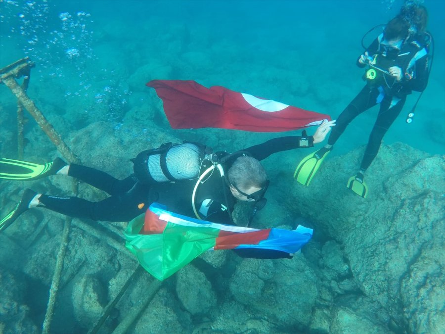 Azerbaycan'a Destek İçin 15 Metre Derinliğe Dalarak İki Ülkenin Bayrağını Astılar