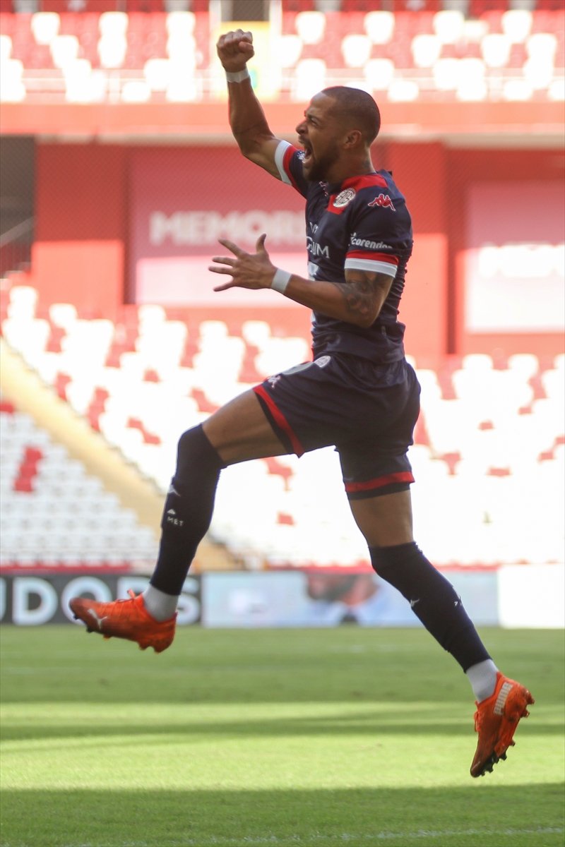 Antalyaspor'dan Sumudica'ya 