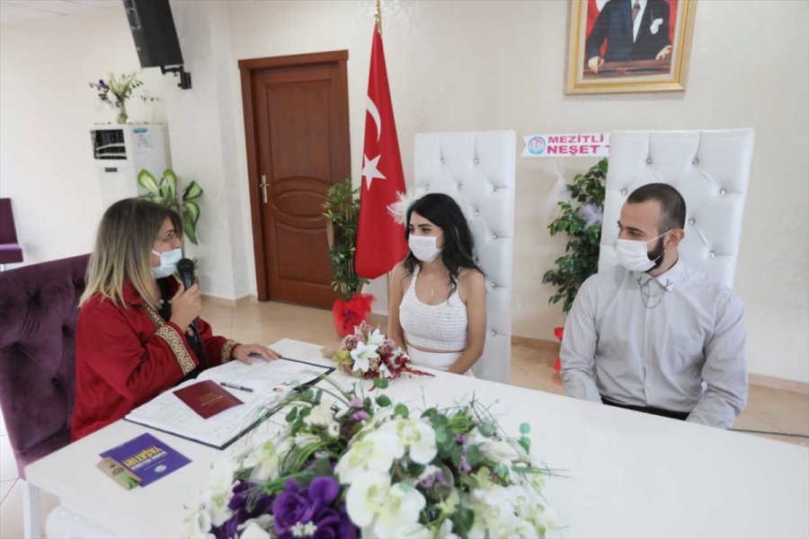 Mersin'de Nikah Memuru Anne, Mesleğine Kızının Nikahını Kıyarak Veda Etti