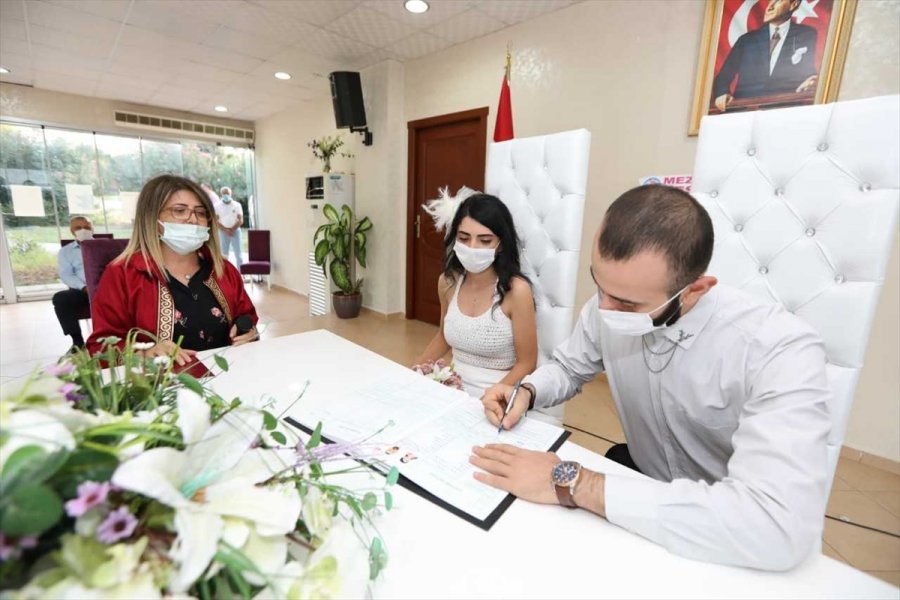 Mersin'de Nikah Memuru Anne, Mesleğine Kızının Nikahını Kıyarak Veda Etti