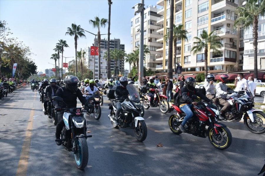 Mersin'de Polis Ekipleri Motosiklet Tutkunlarıyla Şehir Tutu Attı
