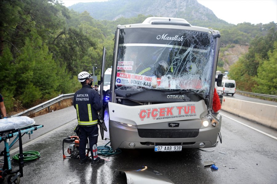 Antalya'da Zincirleme Trafik Kazası: 6 Yaralı
