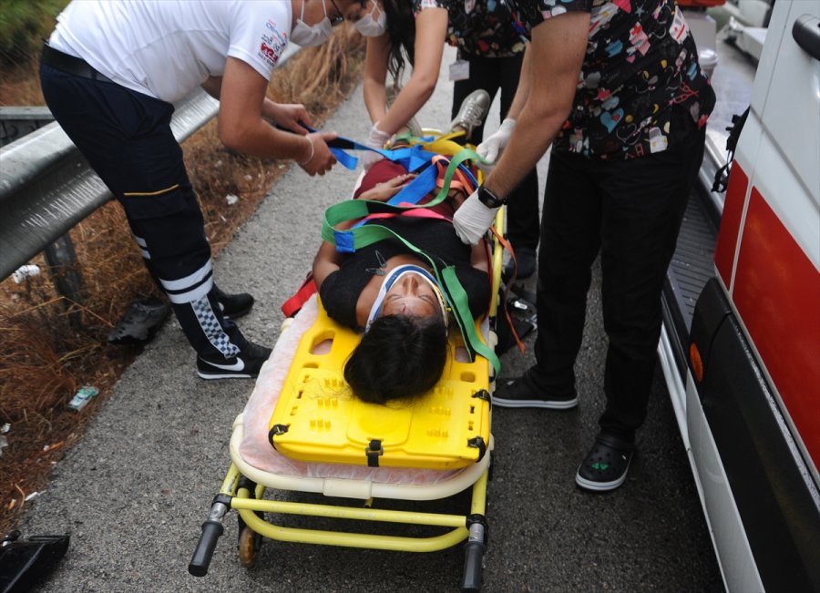 Antalya'da Zincirleme Trafik Kazası: 6 Yaralı