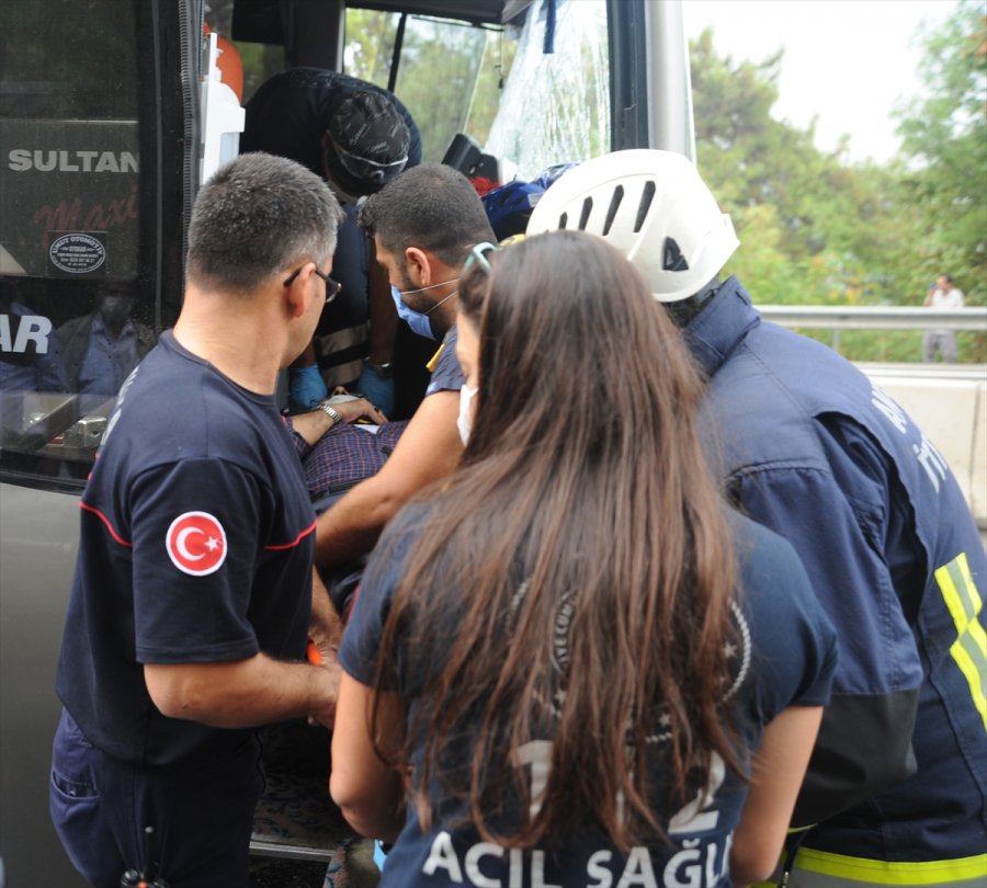 Antalya'da Zincirleme Trafik Kazası: 6 Yaralı