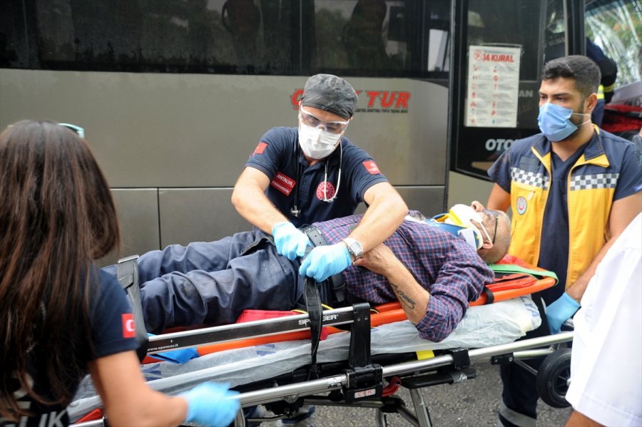 Antalya'da Zincirleme Trafik Kazası: 6 Yaralı
