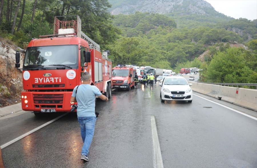 Antalya'da Zincirleme Trafik Kazası: 6 Yaralı