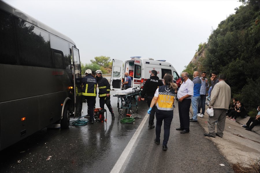 Antalya'da Zincirleme Trafik Kazası: 6 Yaralı