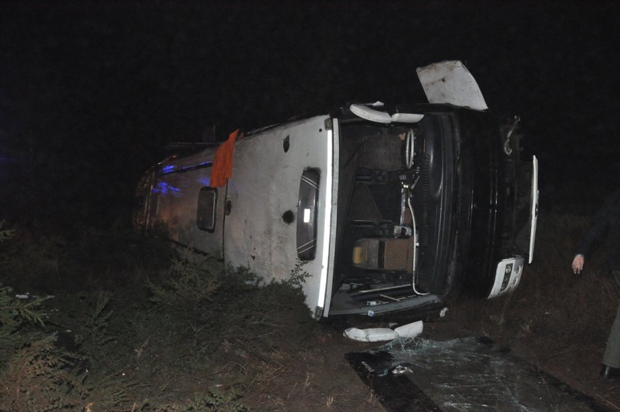 Eskişehir'de Yolcu Otobüsü Devrildi: 3 Yaralı