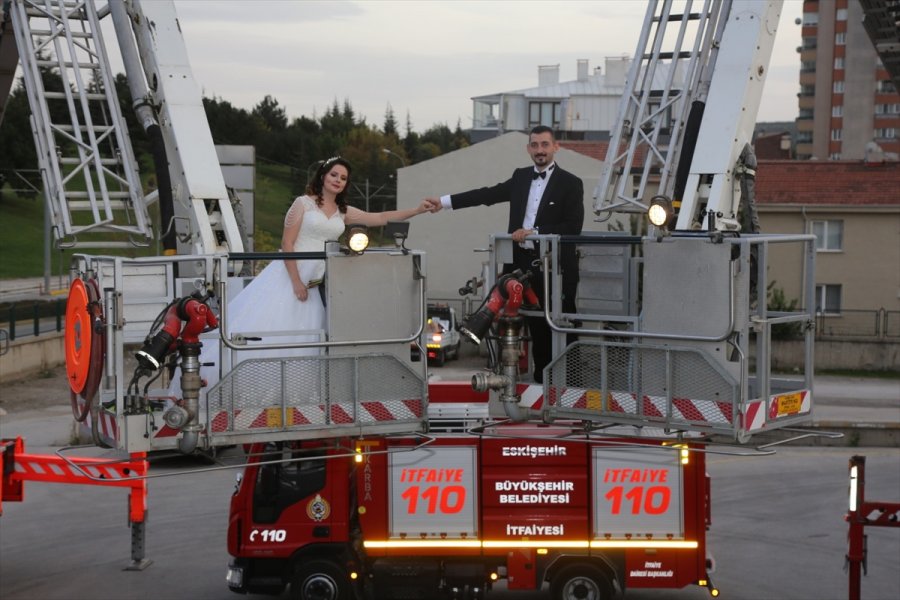 İtfaiye Grup Amirliği Kapılarını Düğün Fotoğrafı Çekimi İçin 