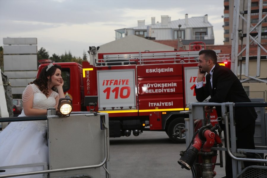 İtfaiye Grup Amirliği Kapılarını Düğün Fotoğrafı Çekimi İçin 