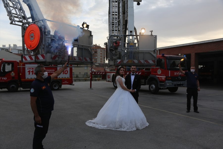 İtfaiye Grup Amirliği Kapılarını Düğün Fotoğrafı Çekimi İçin 