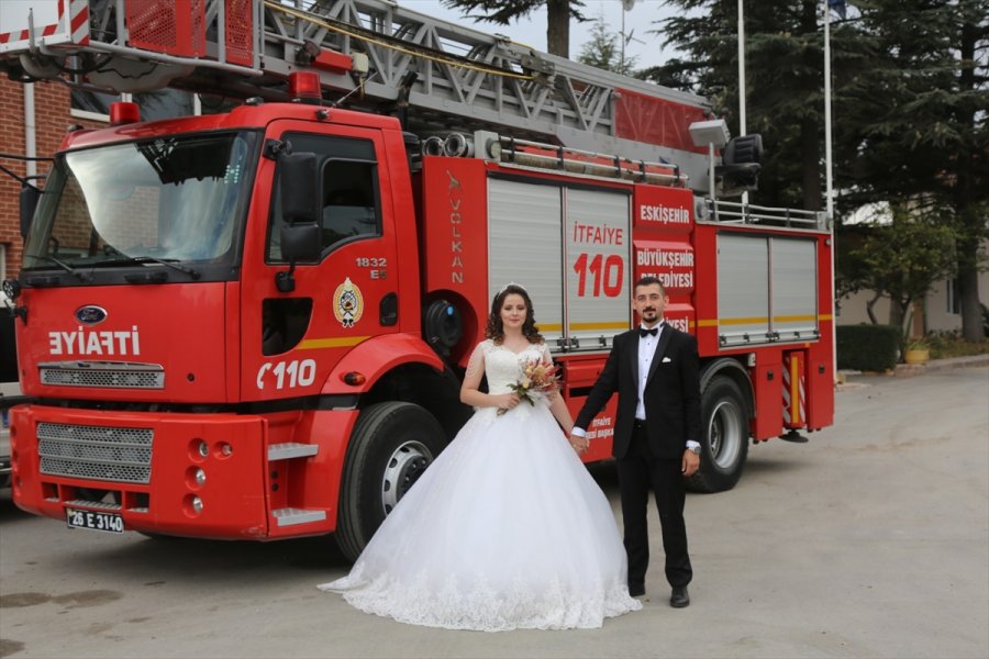 İtfaiye Grup Amirliği Kapılarını Düğün Fotoğrafı Çekimi İçin 
