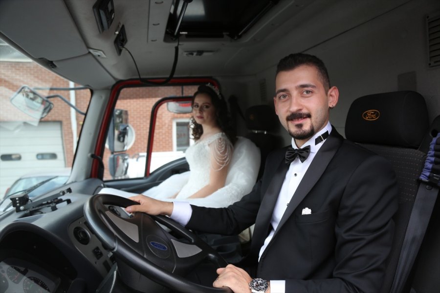 İtfaiye Grup Amirliği Kapılarını Düğün Fotoğrafı Çekimi İçin 