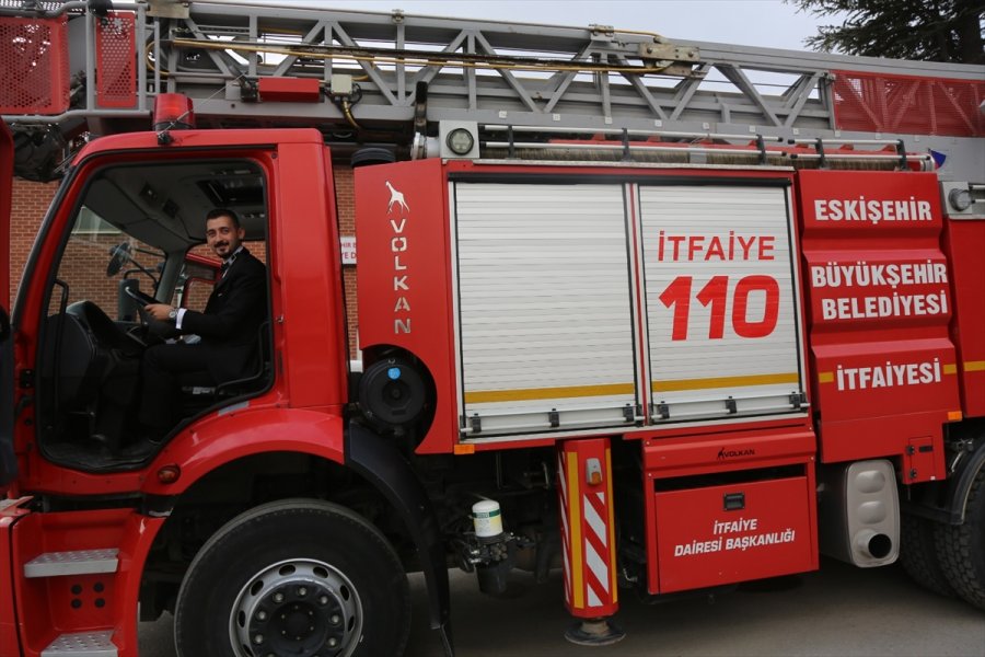 İtfaiye Grup Amirliği Kapılarını Düğün Fotoğrafı Çekimi İçin 