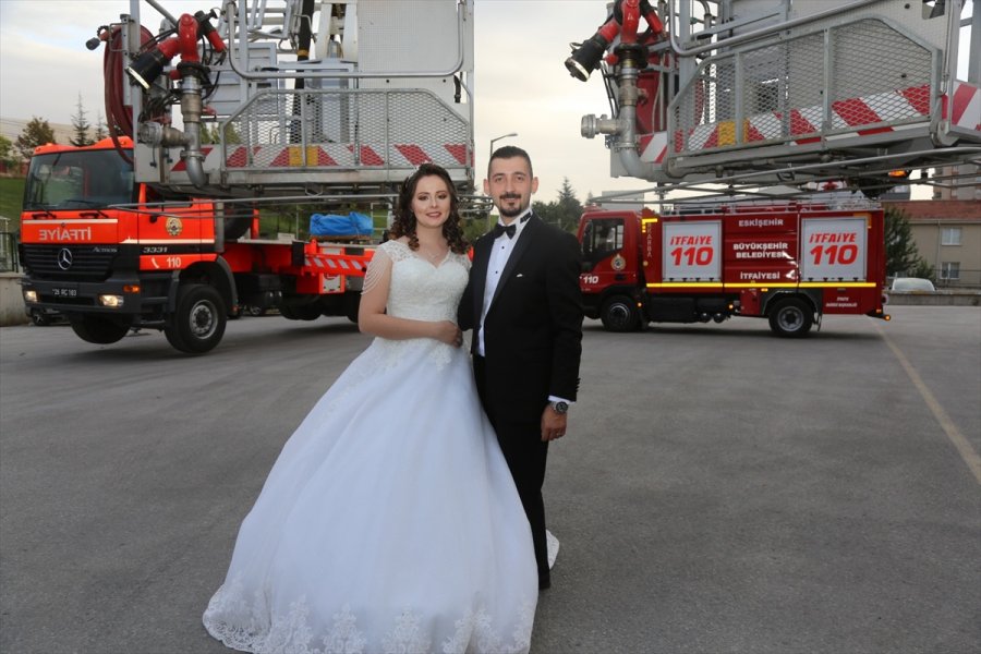 İtfaiye Grup Amirliği Kapılarını Düğün Fotoğrafı Çekimi İçin 