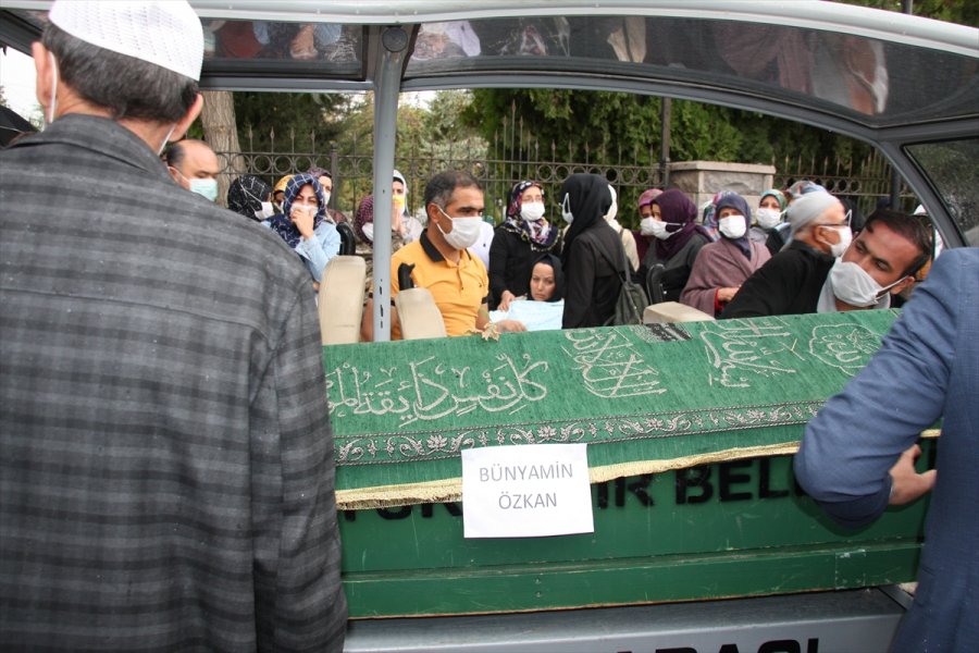 Konya'da Kaldırımda Yürürken Otomobilin Çarptığı Baba Ve Oğlunun Cenazesi Toprağa Verildi