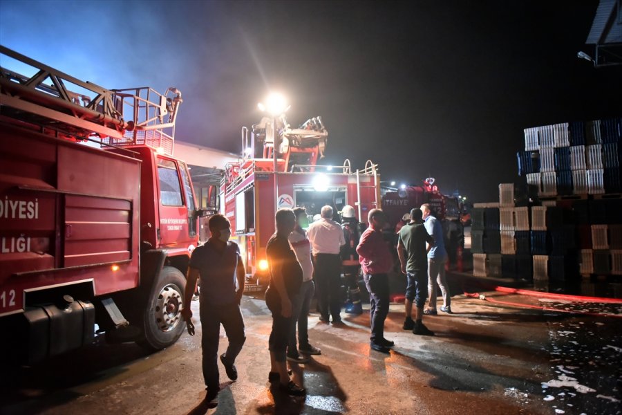 Mersin'de Sebze Meyve Halinde Çıkan Yangında 3 Depo Hasar Gördü