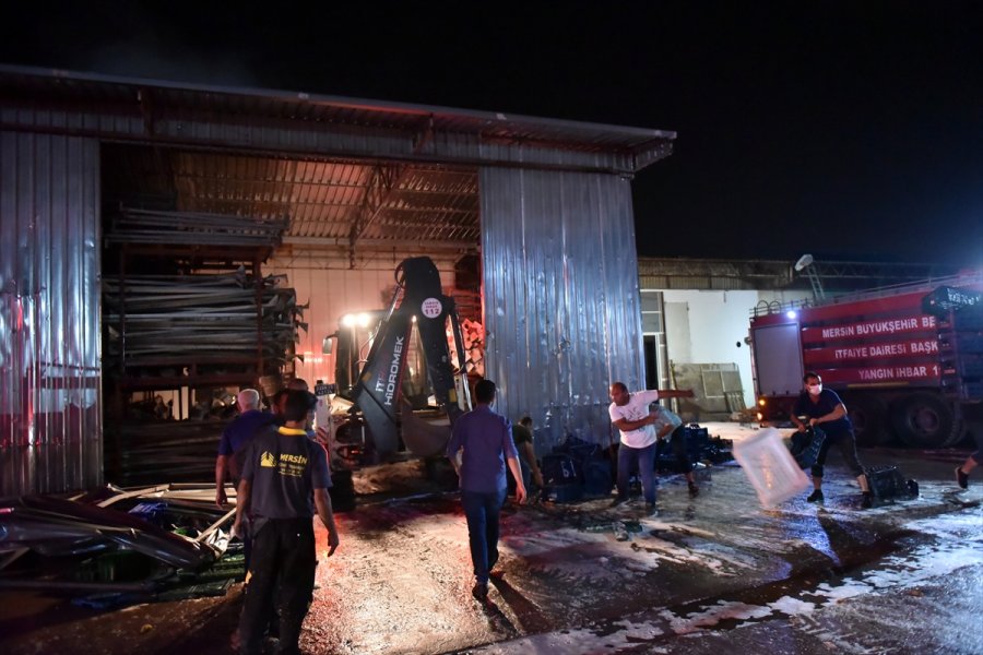 Mersin'de Sebze Meyve Halinde Çıkan Yangında 3 Depo Hasar Gördü