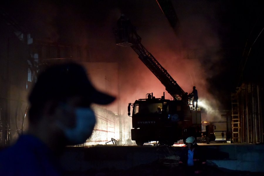 Güncelleme - Mersin'de Sebze Meyve Halinde Çıkan Yangında 3 Depo Hasar Gördü