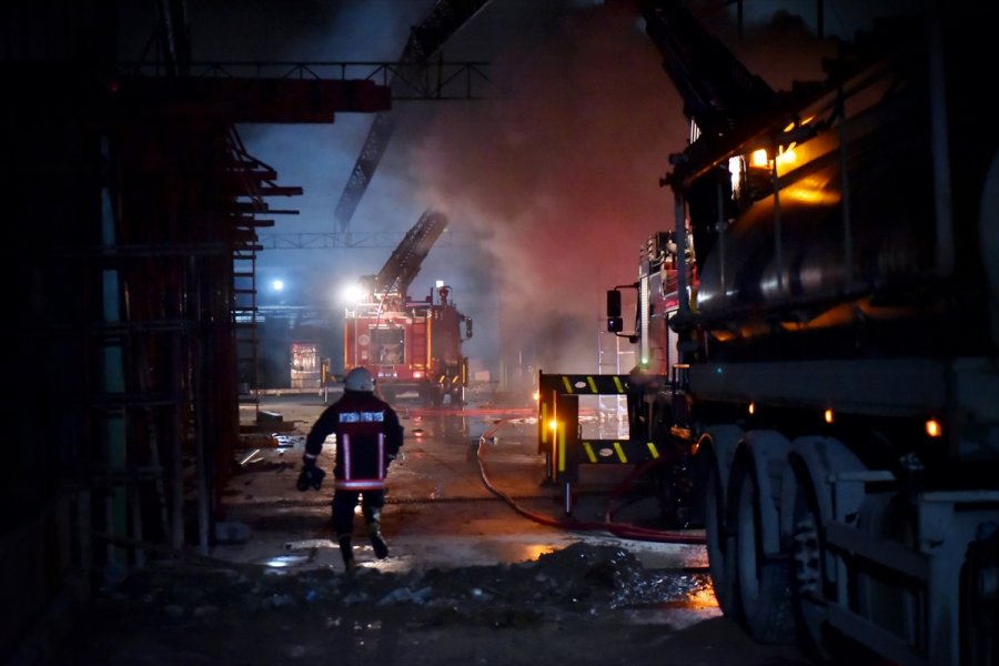 Güncelleme - Mersin'de Sebze Meyve Halinde Çıkan Yangında 3 Depo Hasar Gördü