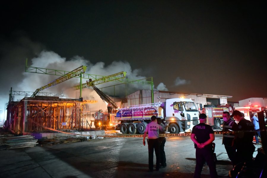 Güncelleme - Mersin'de Sebze Meyve Halinde Çıkan Yangında 3 Depo Hasar Gördü