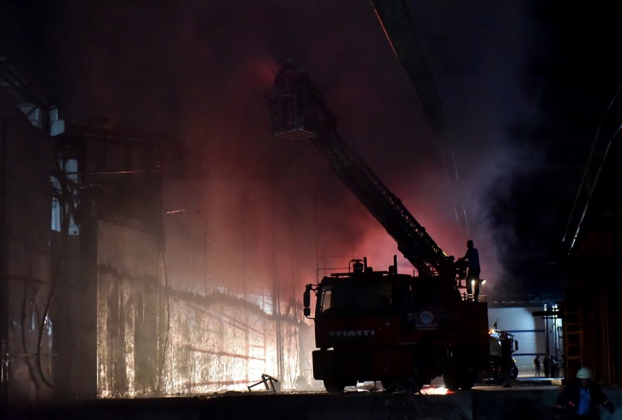 Güncelleme - Mersin'de Sebze Meyve Halinde Çıkan Yangında 3 Depo Hasar Gördü