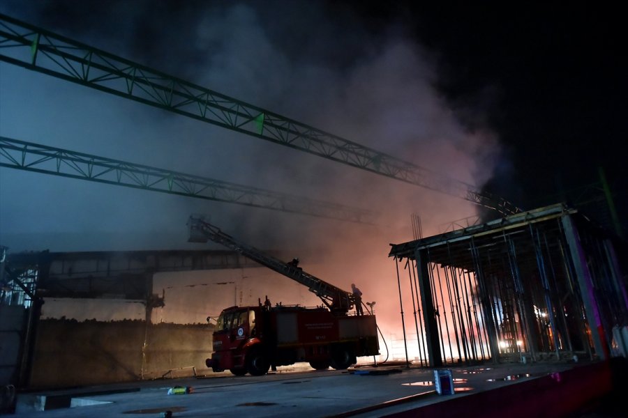 Güncelleme - Mersin'de Sebze Meyve Halinde Çıkan Yangında 3 Depo Hasar Gördü