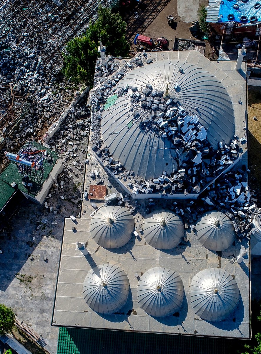 Antalya'da Fırtınanın Neden Olduğu Hasarın Yaraları Sarılmaya Çalışılıyor