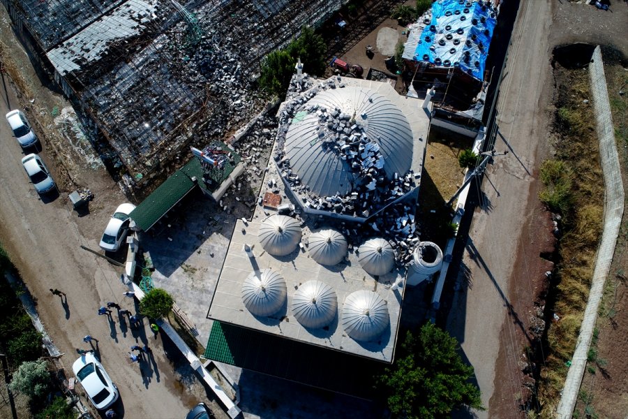 Antalya'da Fırtınanın Neden Olduğu Hasarın Yaraları Sarılmaya Çalışılıyor