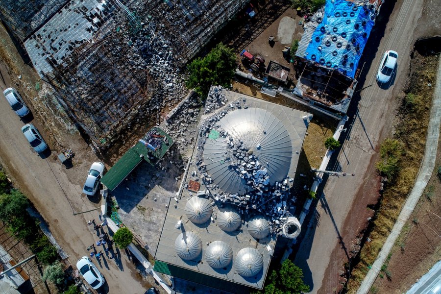 Antalya'da Fırtınanın Neden Olduğu Hasarın Yaraları Sarılmaya Çalışılıyor