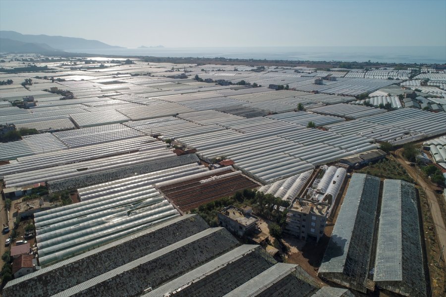 Antalya'da Fırtınanın Neden Olduğu Hasarın Yaraları Sarılmaya Çalışılıyor