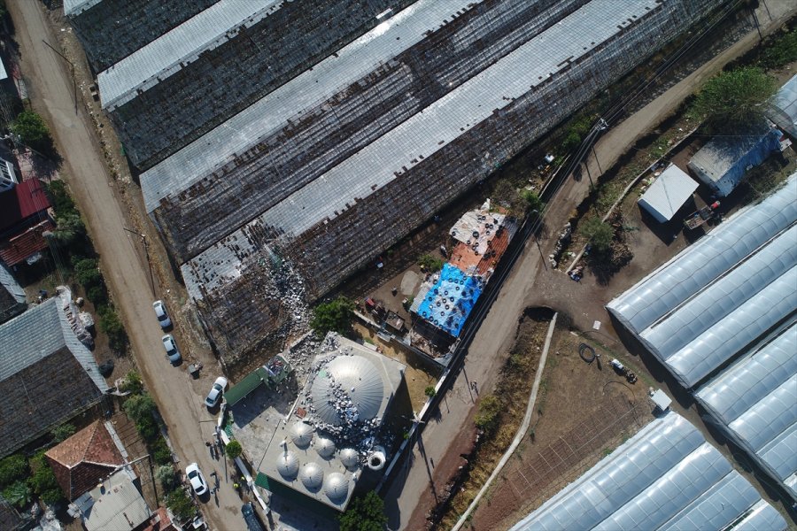 Antalya'da Fırtınanın Neden Olduğu Hasarın Yaraları Sarılmaya Çalışılıyor