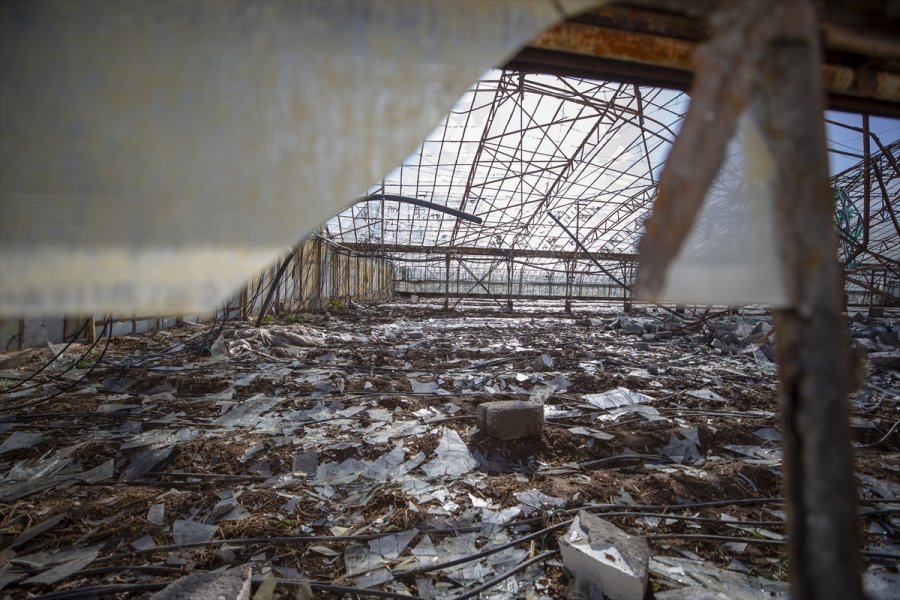 Antalya'da Fırtınanın Neden Olduğu Hasarın Yaraları Sarılmaya Çalışılıyor