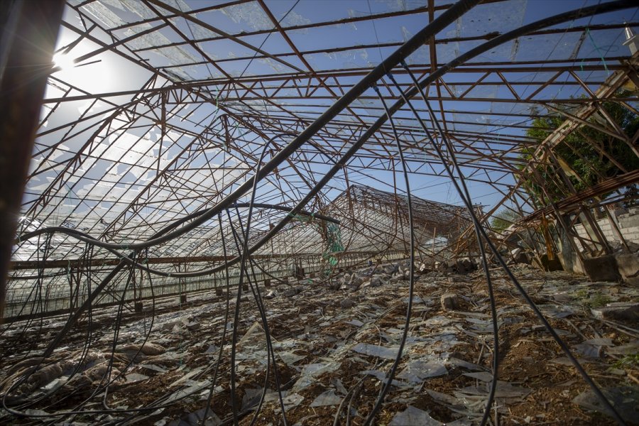 Antalya'da Fırtınanın Neden Olduğu Hasarın Yaraları Sarılmaya Çalışılıyor